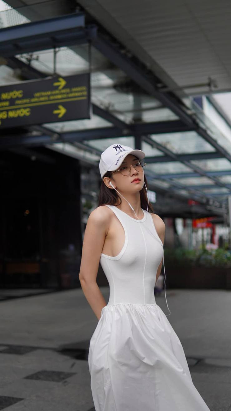 Ngoài hình ảnh khoe dáng trong phòng tập gym, Lê Bống ở đời thường có phong cách thời trang trẻ trung và năng động.