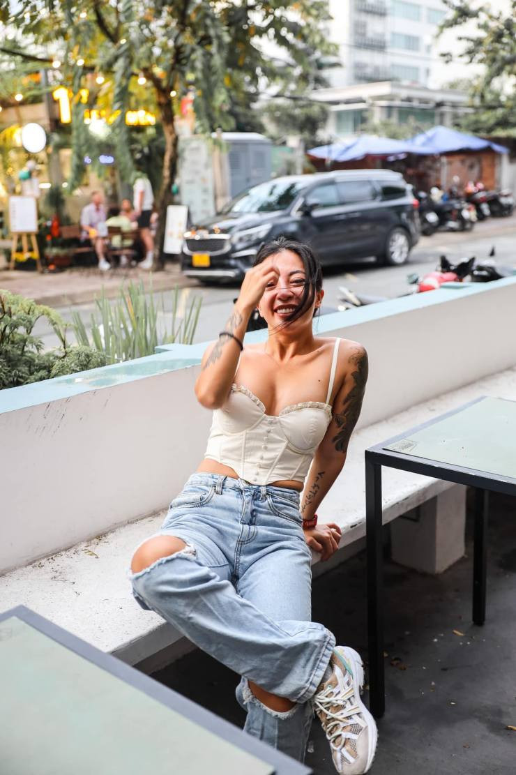 Những thiết kế áo hai dây, áo croptop, áo ba lỗ... được cô lăng xê nhiều hơn cả.