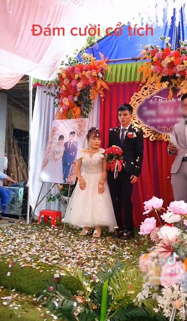 Trong ngày cưới của mình, cô dâu không giấu nổi niềm hạnh phúc trên gương mặt khi sánh vai cùng chú rể điển trai.