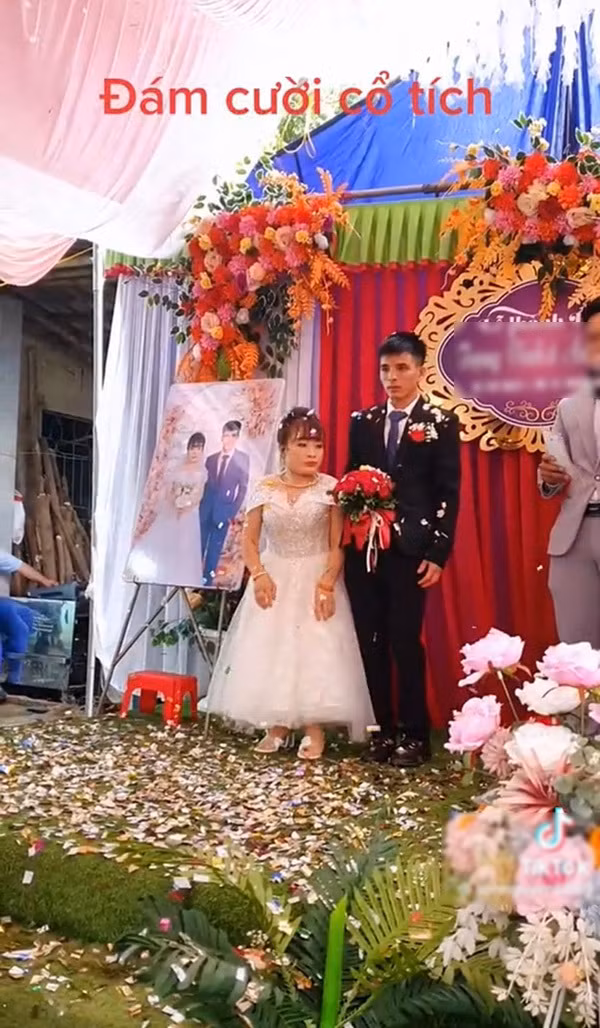 Trong ngày cưới của mình, cô dâu không giấu nổi niềm hạnh phúc trên gương mặt khi sánh vai cùng chú rể điển trai.