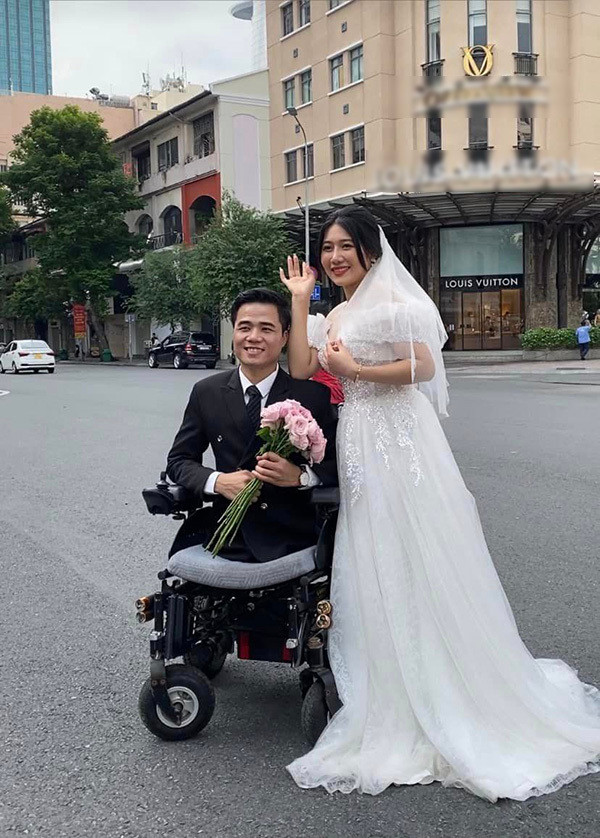 Điều đó chứng tỏ tình yêu mà anh dành cho người con gái đặc biệt này là thật chứ không phải vì vật chất như một số lời đồn đại không hay.