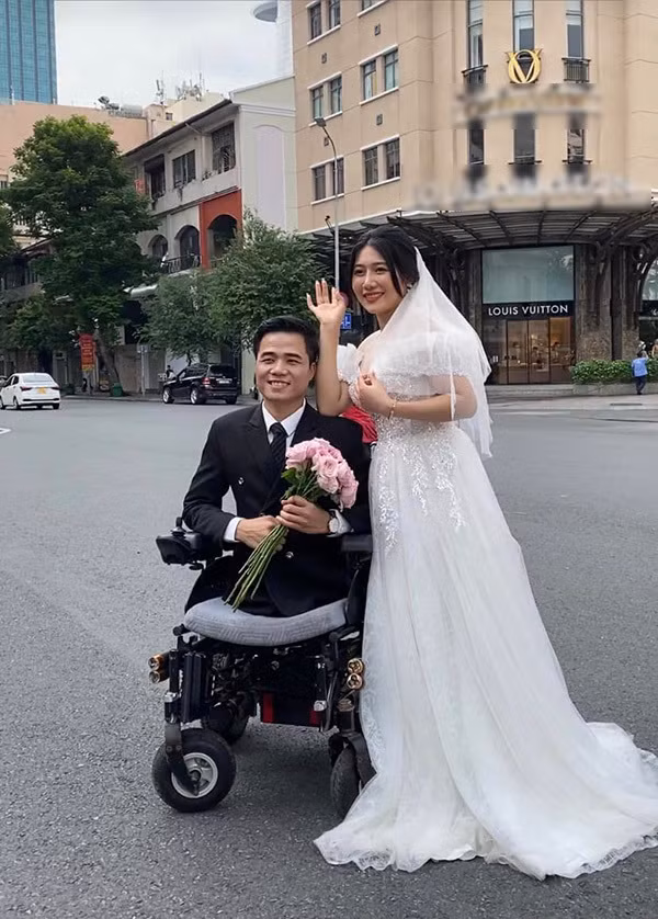 Điều đó chứng tỏ tình yêu mà anh dành cho người con gái đặc biệt này là thật chứ không phải vì vật chất như một số lời đồn đại không hay.