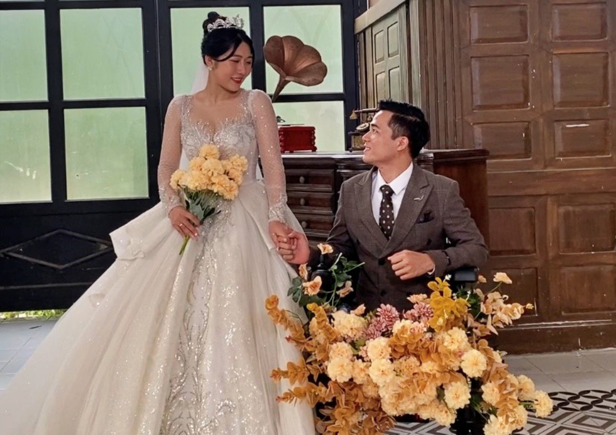 Dù không có được ngoại hình xinh đẹp như bao cô gái khác nhưng cô dâu tí hon lại có trái tim nhân hậu khiến chú rể say đắm thì sao? Chúng ta vốn không phải là người trong cuộc nên đừng vội phán xét người khác khi chưa hiểu rõ sự tình.