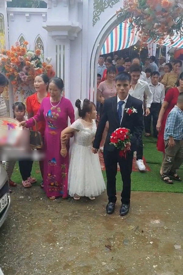 Mới đây, đám cưới của một cặp đôi được cho là ở Phú Thọ mới đây đã thu hút sự quan tâm của dư luận. Hình ảnh cô dâu tí hon và chú rể điển trai cùng nắm tay nhau hạnh phúc trong ngày vui của đời mình trong sự chúc phúc của mọi người khiến dân mạng tin rằng cổ tích là có thật.