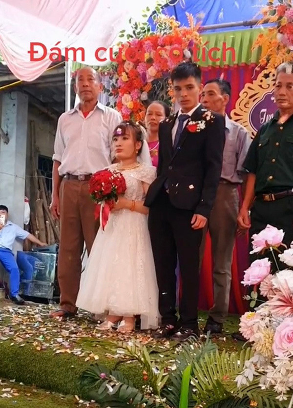 Mọi người tới đám cưới với tâm trạng háo hức, vỗ tay nhiệt tình khi cô dâu chú rể trao nhau những cử chỉ âu yếm, tình cảm. Khi đứng trên sân khấu, chú rể đã không ngại ngần nhìn cô nàng tí hon với ánh mắt tràn đầy yêu thương.