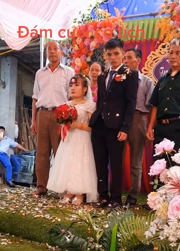 Mọi người tới đám cưới với tâm trạng háo hức, vỗ tay nhiệt tình khi cô dâu chú rể trao nhau những cử chỉ âu yếm, tình cảm. Khi đứng trên sân khấu, chú rể đã không ngại ngần nhìn cô nàng tí hon với ánh mắt tràn đầy yêu thương.