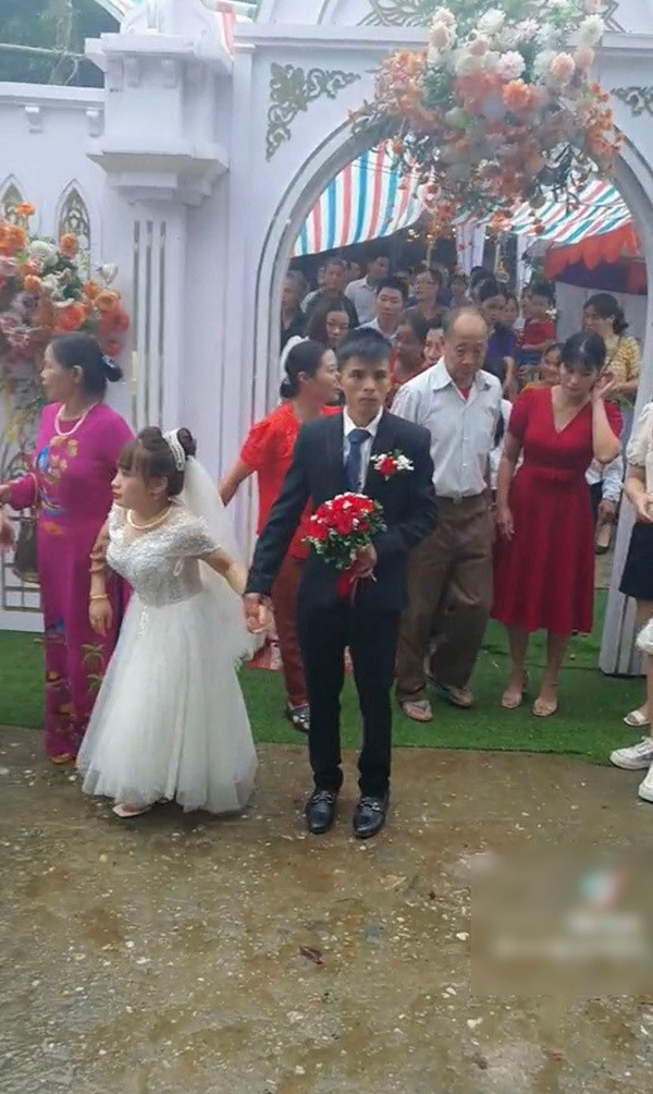 Cụ thể, tài khoản TikTok S.N mới đây đã chia sẻ video ghi lại những khoảnh khắc đẹp trong đám cưới cặp đôi đặc biệt.