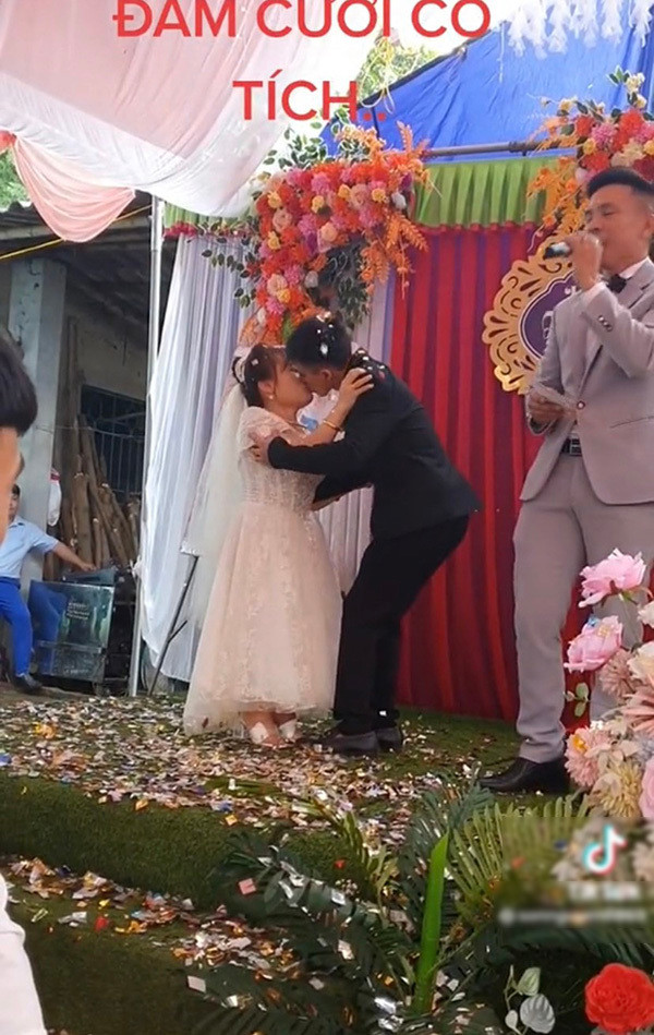 Qua những video được đăng tải, có thể thấy chuyện tình yêu của cặp đôi "đũa lệch" này được gia đình, bà con hàng xóm ủng hộ nhiệt tình.