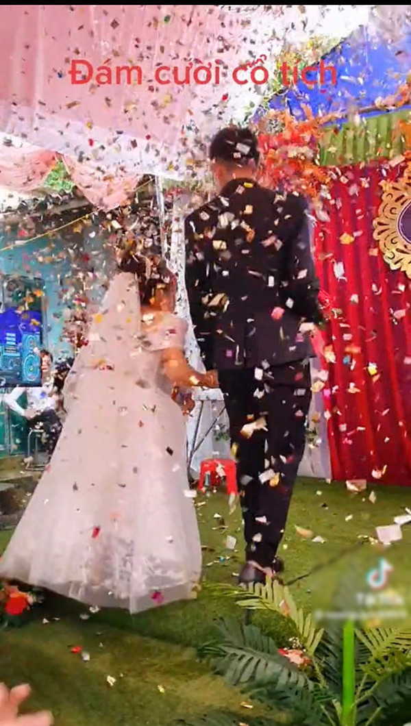 Theo đó, cô dâu là người khuyết tật, có ngoại hình nhỏ nhắn, có chiều cao chưa đến vai bạn đời của mình.