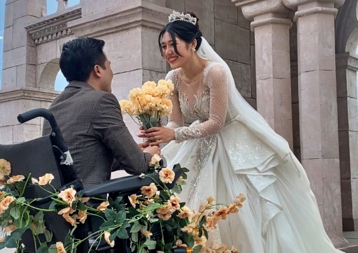 Tuy nhiên, qua những hành động mà chú rể dành cho cô dâu trong hôn lễ thì chúng ta có thể tin rằng anh thật sự rất yêu cô dâu của mình. Tình yêu vốn không phân biệt tuổi tác, giàu nghèo hay ngoại hình mà chỉ dựa trên những cảm xúc của 2 người đối với nhau.