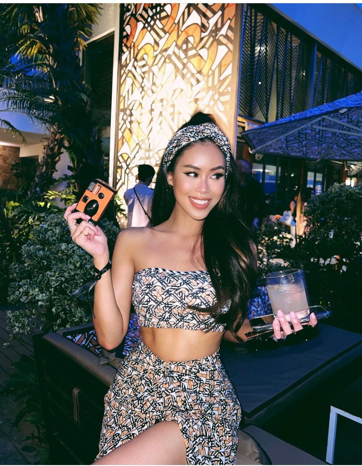 Để có sắc vóc đáng ao ước ấy, cô rất chăm chỉ tập gym. Ngoài ra, Tiên Nguyễn còn sắm một đống đồ tập từ tạ tay đến dây kháng lực...