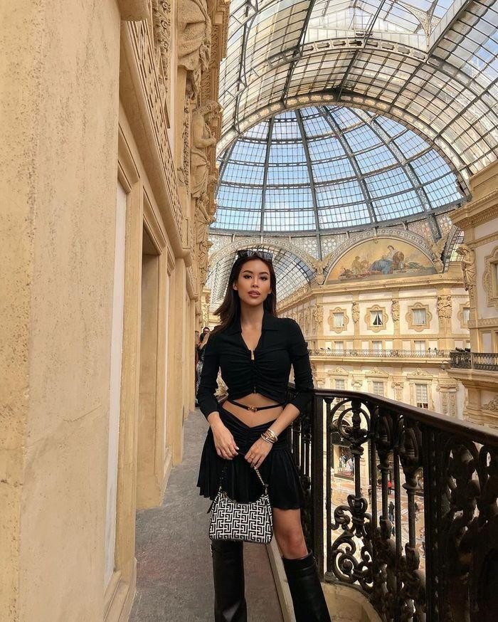 Khoảnh khắc ghi lại, rich kid đình đám Sài thành diện trang phục tông đen làm chủ đạo khi kết hợp chiếc crop-top với chân váy xếp ly cùng đôi boots đen cao cổ.