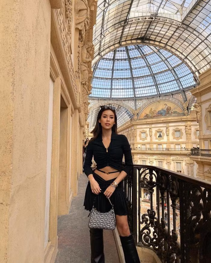 Khoảnh khắc ghi lại, rich kid đình đám Sài thành diện trang phục tông đen làm chủ đạo khi kết hợp chiếc crop-top với chân váy xếp ly cùng đôi boots đen cao cổ.