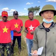 Chính vì vậy Quang Linh Vlogs có nguồn thu nhập đến từ nhiều lĩnh vực kinh doanh. Đặc biệt, anh luôn trích tiền cá nhân để làm từ thiện tại Châu Phi, nên chàng trai ngày càng nhận được yêu mến của mọi người.