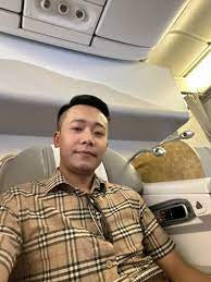 Hiện ngoài là phó chủ tịch một thương hiệu nước hoa nổi tiếng trong nước, Quang Linh Vlogs còn sở hữu nhiều tài khoản mạng xã hội có cả triệu người theo dõi. Bởi vậy, nhất cử nhất động của 9X xứ Nghệ luôn nhận về sự quan tâm cực lớn.