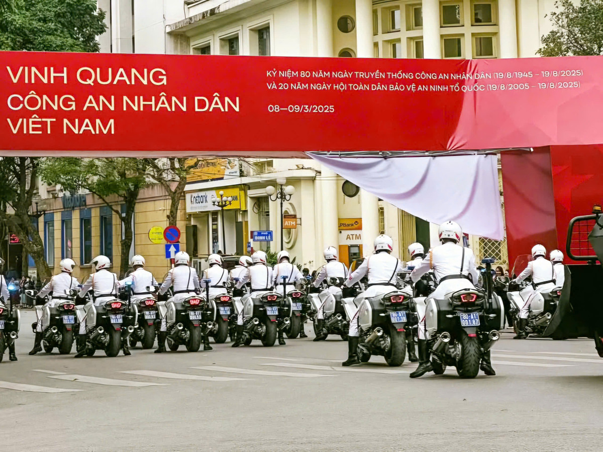 Gala âm nhạc "Vinh quang CAND Việt Nam" là chuỗi chương trình đặc biệt do Bộ Công an tổ chức nhân dịp kỷ niệm 77 năm CAND học tập, thực hiện Sáu điều Bác Hồ dạy (11/3/1948 - 11/3/2025).