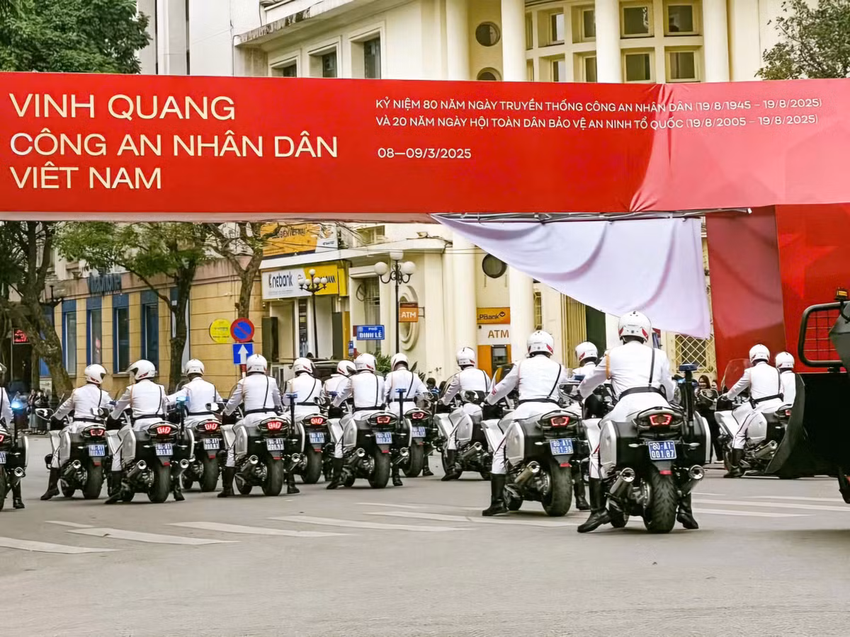 Gala âm nhạc "Vinh quang CAND Việt Nam" là chuỗi chương trình đặc biệt do Bộ Công an tổ chức nhân dịp kỷ niệm 77 năm CAND học tập, thực hiện Sáu điều Bác Hồ dạy (11/3/1948 - 11/3/2025).