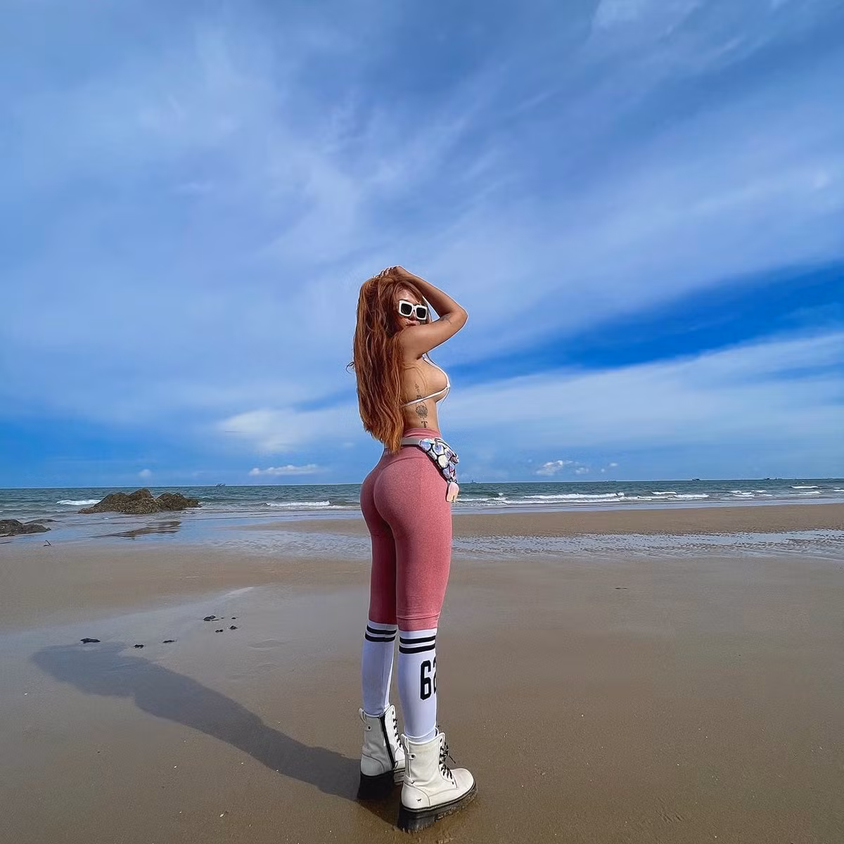 Tuy nhiên, không phải tất cả mọi người đều đồng tình với cách phản ứng của S.N. Một số người cho rằng, tình huống này xảy ra cũng dễ hiểu và cô nên chấp nhận: "Mạng xã hội là nơi mọi người có thể tự do bày tỏ quan điểm. Bạn phải học cách chấp nhận lời khen cũng như chỉ trích. Đừng để những bình luận đó ảnh hưởng đến tâm lý".