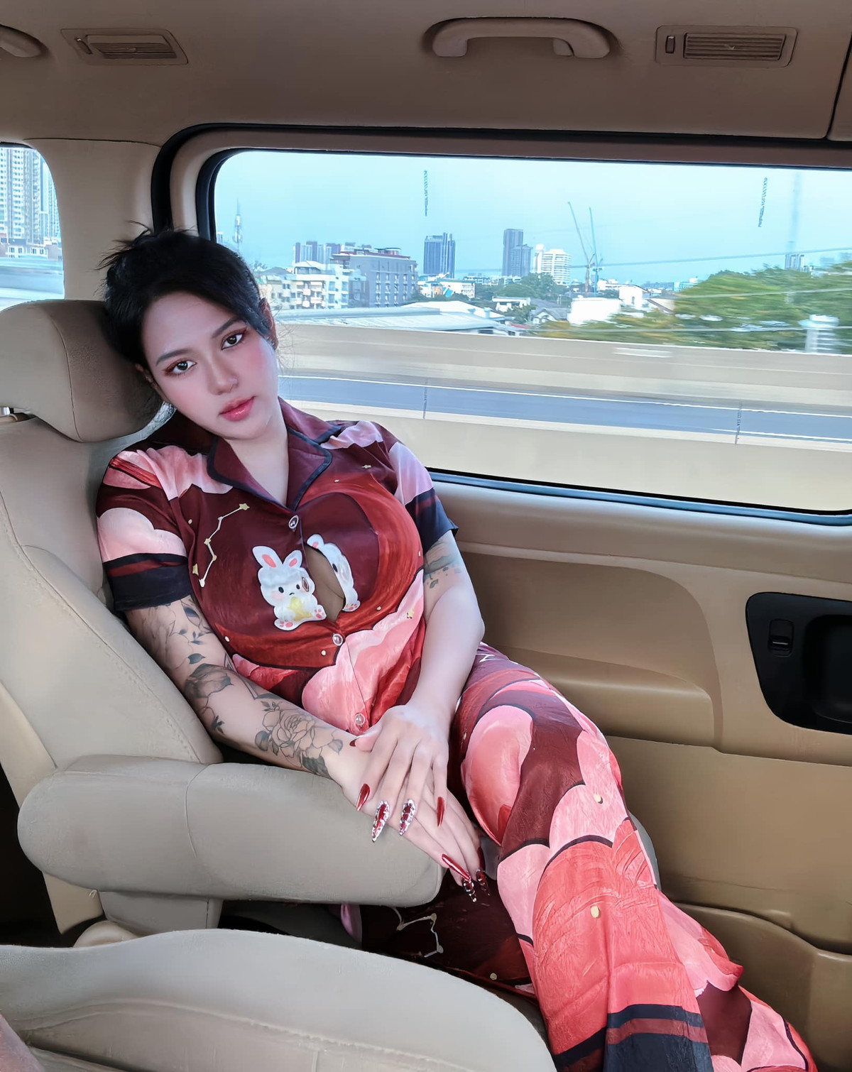 Mỗi bài đăng của S.N thu về hàng nghìn lượt thích và tương tác. Với vẻ ngoài cuốn hút và phong cách gợi cảm, cô nhanh chóng thu hút sự chú ý của nhiều người, trong đó có không ít fan nam. Tuy nhiên, sự chú ý đó không phải lúc nào cũng chỉ có lời khen ngợi tích cực.