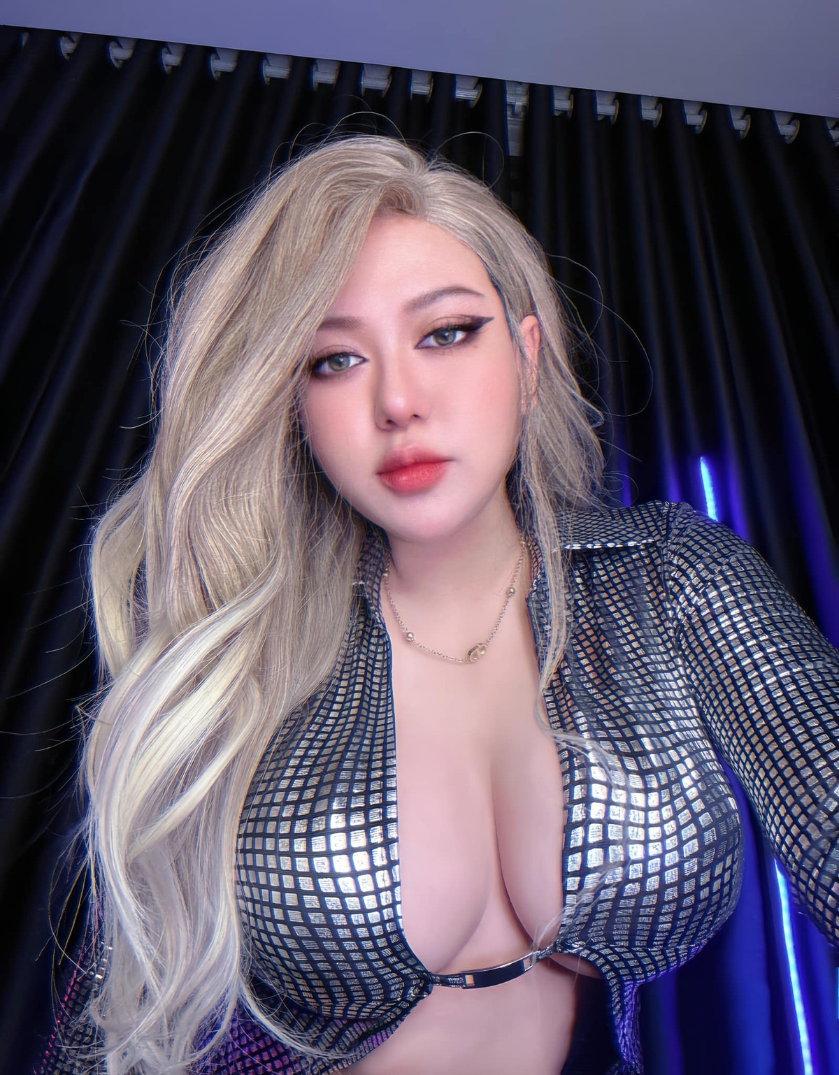 Nếu theo dõi S.N, hẳn người xem không bất ngờ với loạt phản ứng gắt này. Nàng hot girl này vốn không ngại diện những trang phục táo bạo, cá tính, làm nổi bật lên vòng 1 căng tròn.