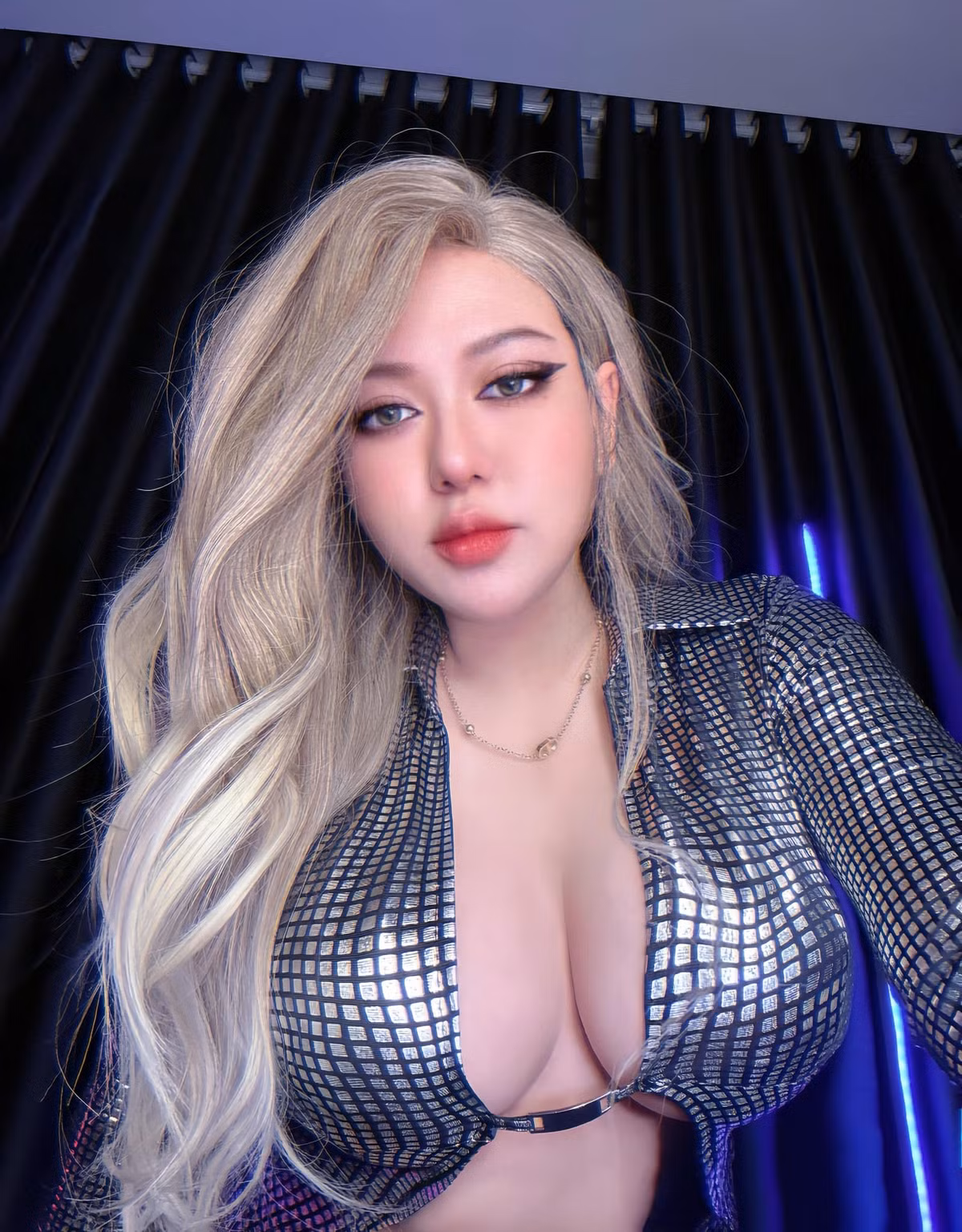 Nếu theo dõi S.N, hẳn người xem không bất ngờ với loạt phản ứng gắt này. Nàng hot girl này vốn không ngại diện những trang phục táo bạo, cá tính, làm nổi bật lên vòng 1 căng tròn.