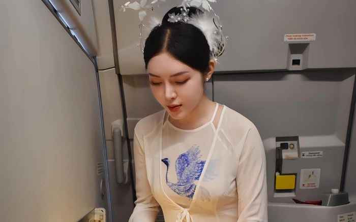 Nữ tiếp viên hàng không - Phan Quế Chi thu hút với vẻ đẹp nền nã, dịu dàng.