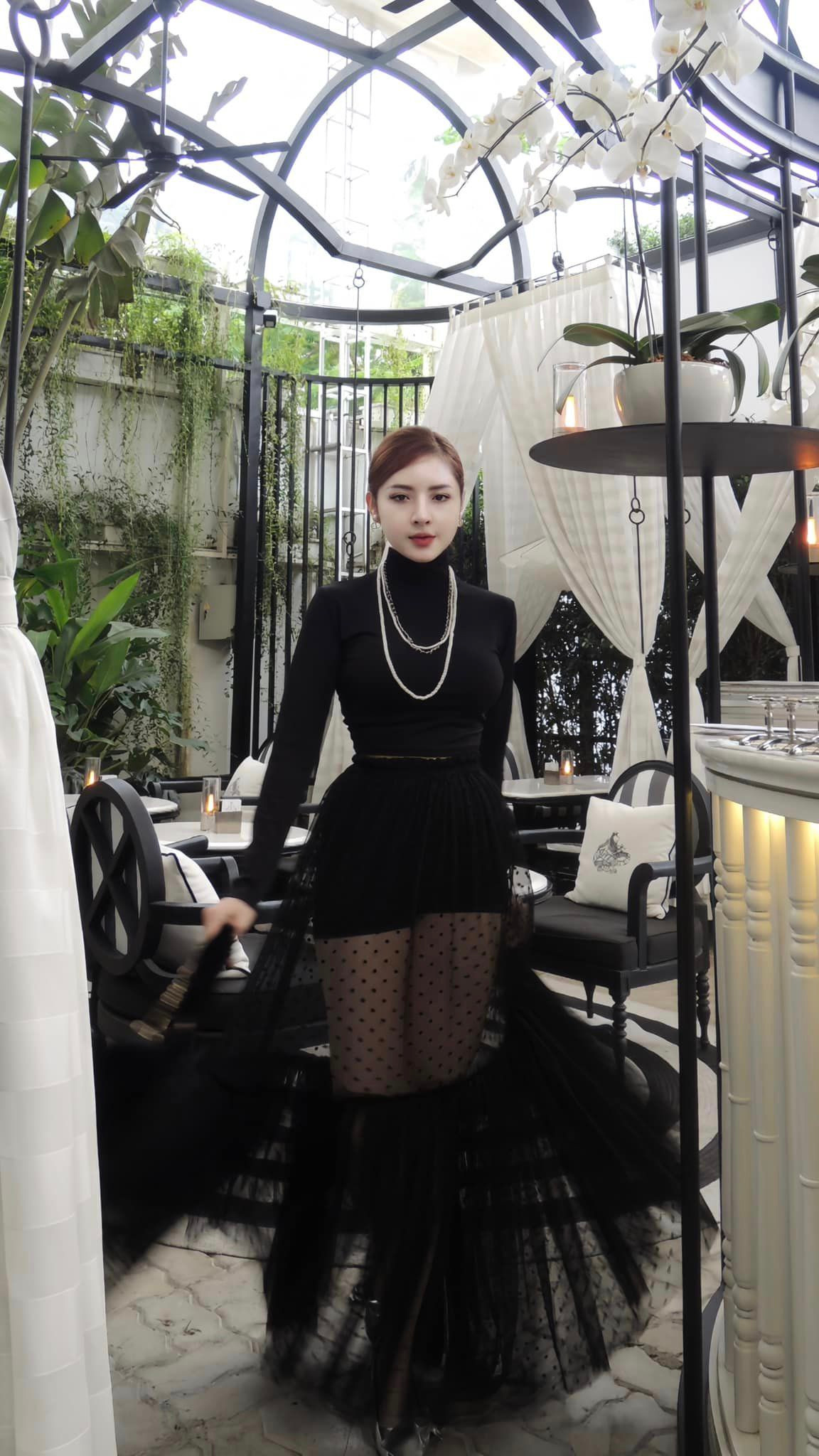 Có một thời gian, Quế Chi cũng hạn chế chia sẻ, cập nhật hình ảnh lên mạng xã hội. Ngoài ra, cô có cơ hội để phát triển nghề tay trái như đại diện hình ảnh, quảng cáo cho một số nhãn hàng về thẩm mỹ hay lấn sân vào lĩnh vực ca hát, tham gia một số show diễn nhỏ và đi học thanh nhạc để bản thân hoàn thiện hơn.