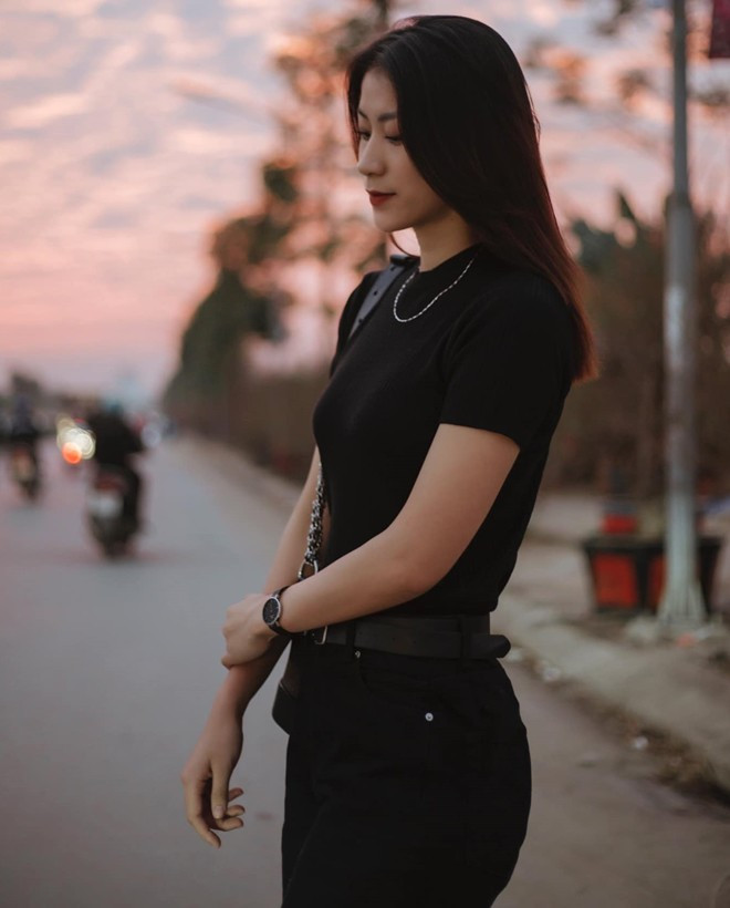 Với sức bật đà 2m93, khả năng công, thủ toàn diện, Hoàng Thị Kiều Trinh chính là gương mặt trẻ đầy triển vọng có màn thể hiện vô cùng xuất sắc ở vị trí đối chuyền trên sân thi đấu.