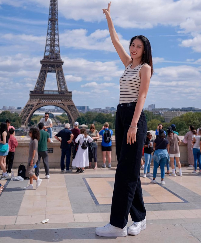 Bên cạnh đó, chiều cao nổi bật 1m75, cùng gương mặt xinh xắn, làn da trắng giúp Kiều Trinh thu hút hơn bao giờ hết.