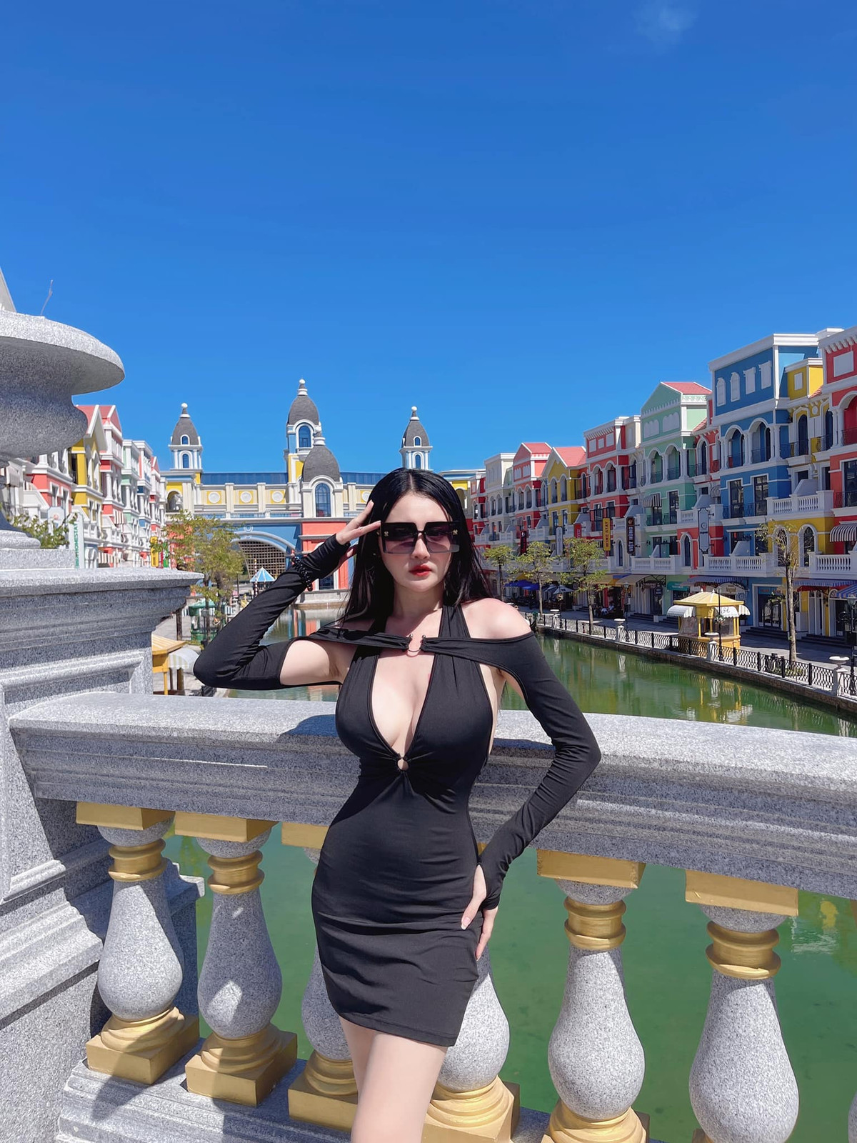 Hot girl sinh năm 1997 trước đó từng không ít lần bị nhận xét mặc thiếu tinh tế khi chỉ tập trung vào yếu tố khoe da hở thịt ở trang phục.