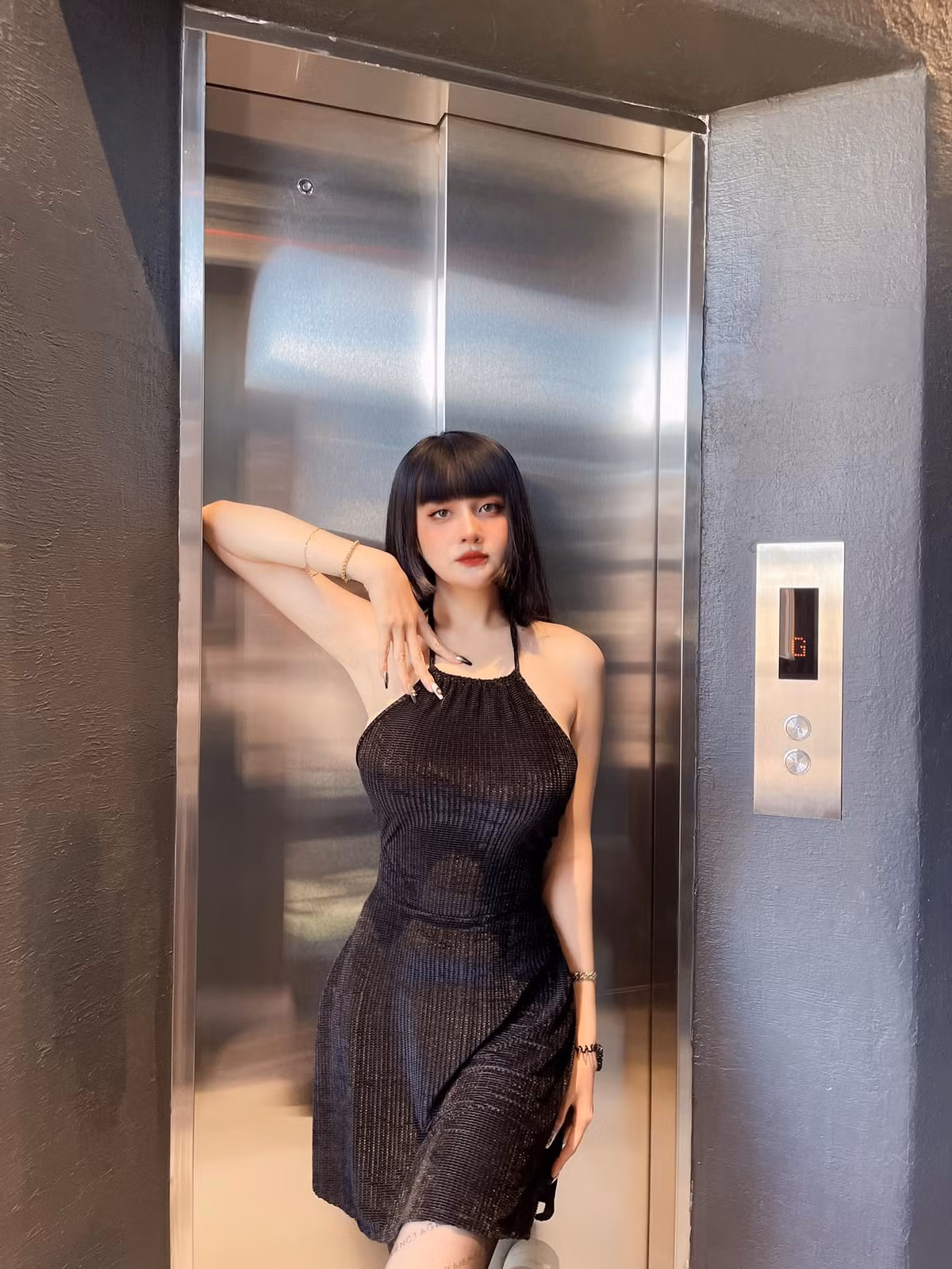 Việc diện đồ khoe da thịt giúp Thanh Vân phô diễn triệt để mọi điểm cộng ở vóc dáng. Tuy nhiên, phong cách kiệm vải lại không thể giúp nàng hot girl ghi điểm tuyệt đối trong mắt dân tình.