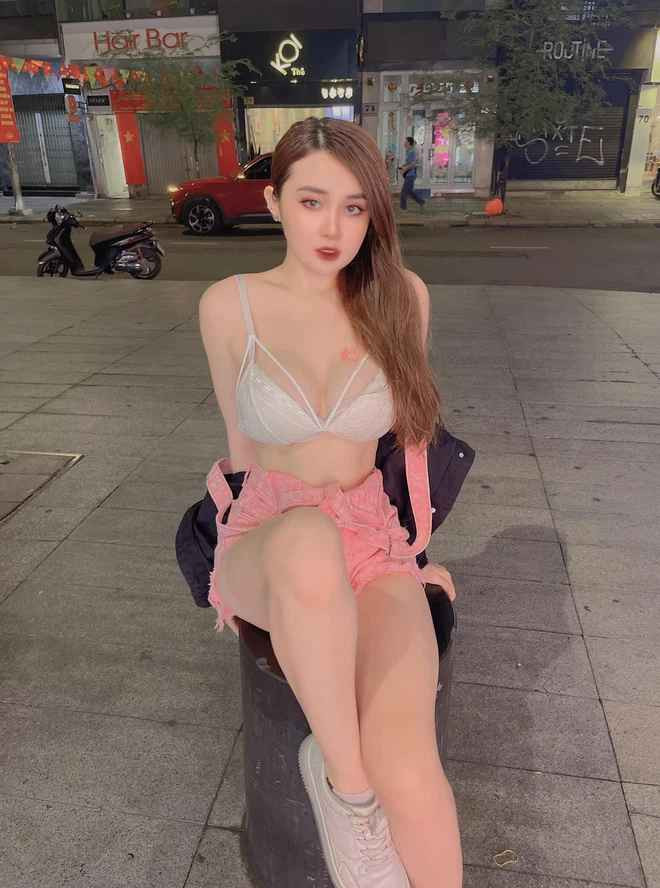 Ở thời điểm đó, Thanh Vân sở hữu ngoại hình không mấy nổi bật, bị nhiều người trong đó có cả Hứa Vy trêu ghẹo là "hot girl mặt vuông".