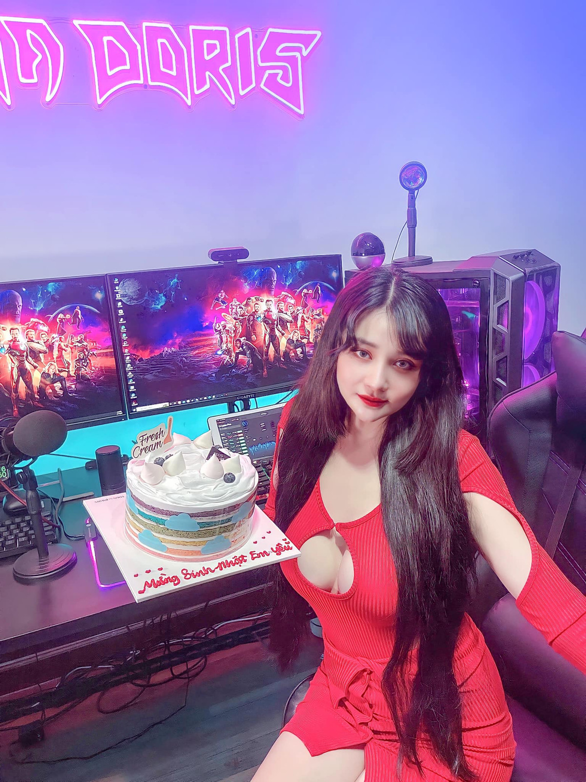 Với nhan sắc mới, "hot girl mặt vuông" ngày nào không còn quay video hẹn hò giải quyết mâu thuẫn với ai mà tập trung vào quay video khoe dáng trên TikTok trong những bộ trang phục cut out đủ chỗ.