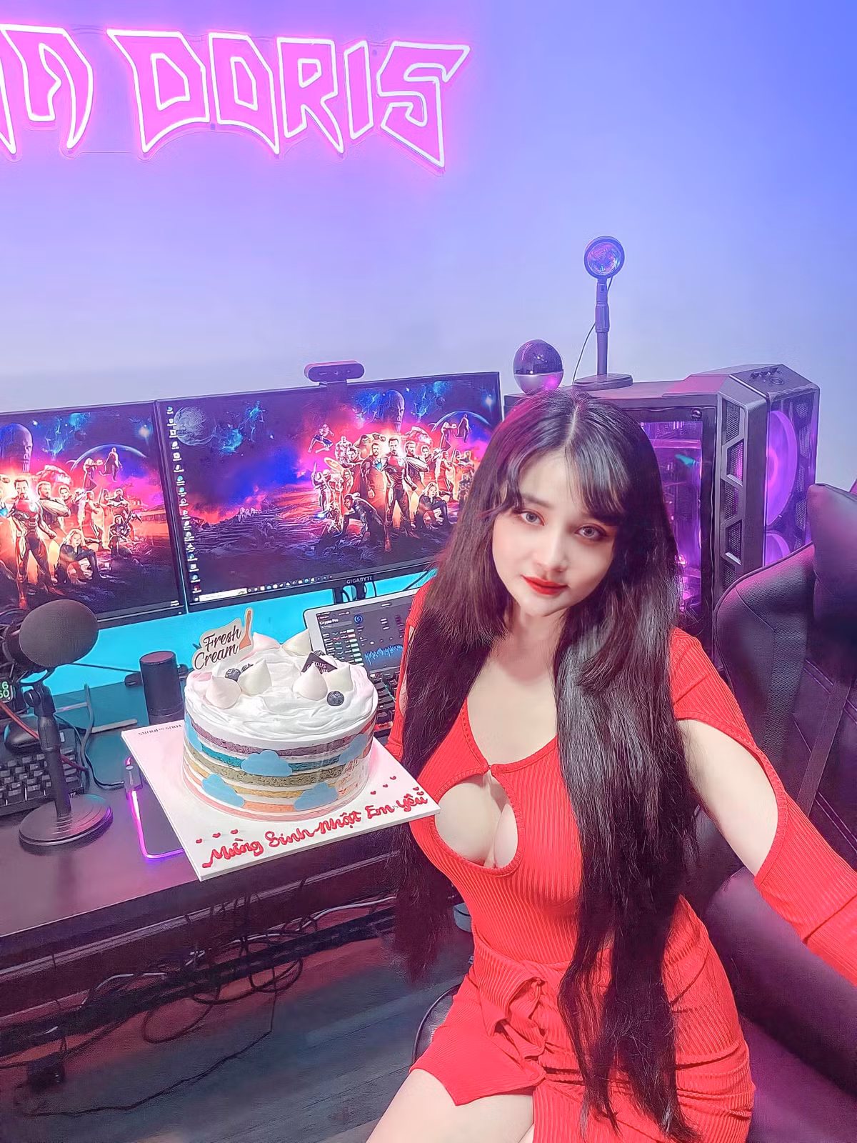 Với nhan sắc mới, "hot girl mặt vuông" ngày nào không còn quay video hẹn hò giải quyết mâu thuẫn với ai mà tập trung vào quay video khoe dáng trên TikTok trong những bộ trang phục cut out đủ chỗ.