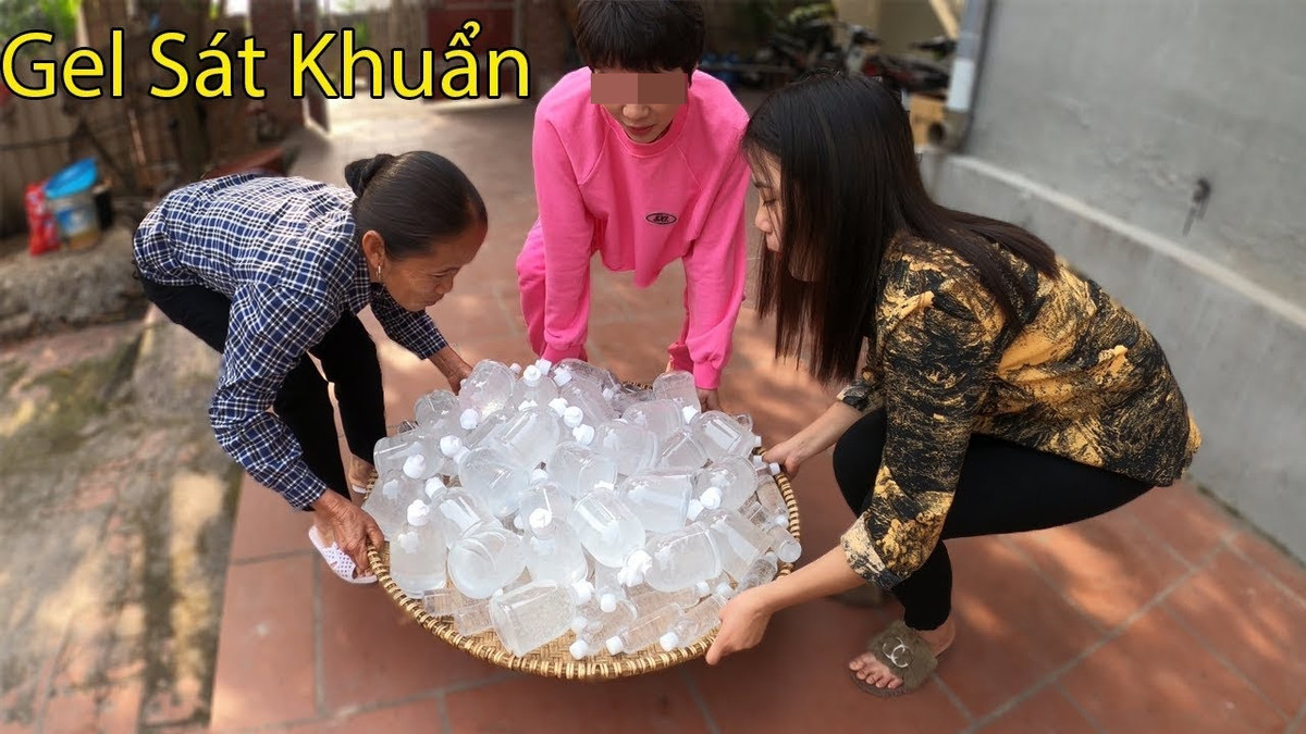 Làm gel rửa tay "khổng lồ" mùa Covid-19, Bà Tân Vlog nhận ý kiến trái chiều Lam gel rua tay