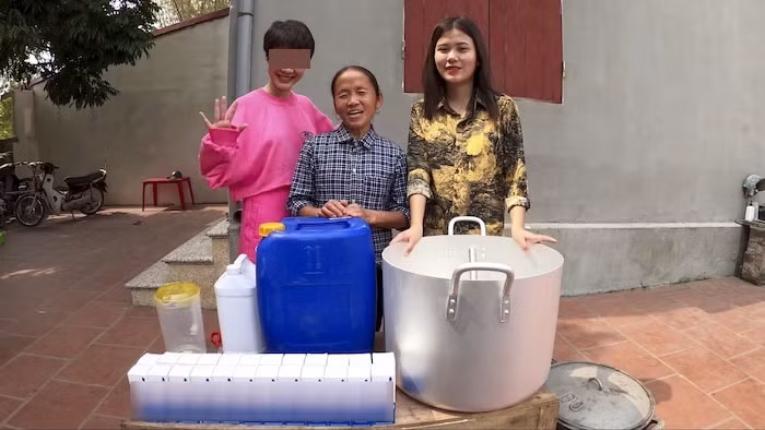 Trước nhu cầu quá lớn của nhiều người, mới đây trên kênh Bà Tân Vlog đã cho đăng tải clip làm gel rửa tay "siêu khổng lồ" để đi phát miễn phí cho mọi người khi dịch Covid-19 hoành hành.