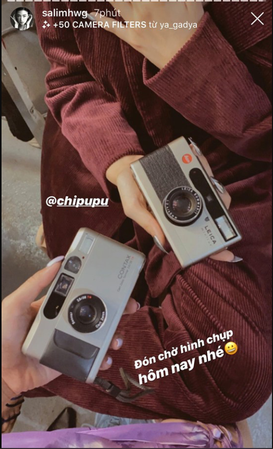 Salim từng khoe máy ảnh film của mình khi mới sắm cùng với Chi Pu.