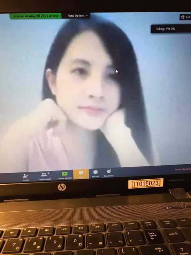 Dù tấm ảnh chụp lại màn hình khá mờ nhưng vẫn khiến dân tình xuýt xoa với nhan sắc "cân đẹp" cam thường của nữ giảng viên Thùy Linh.