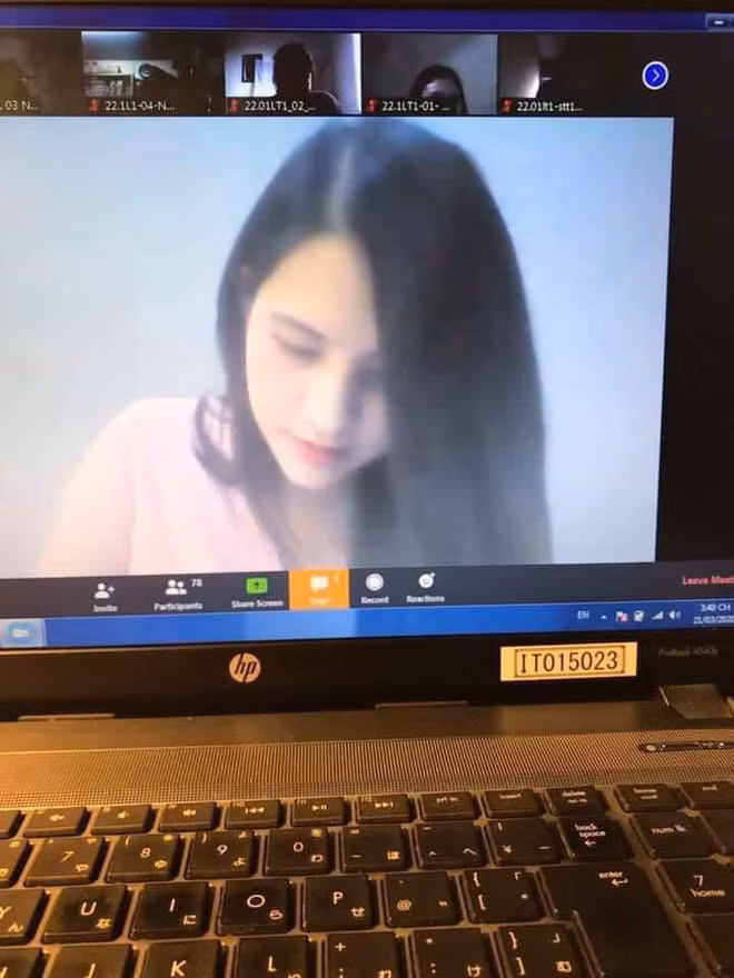 Chỉ sau vài phút chia sẻ, cư dân mạng đã phải thả tim mỏi tay cho những bức ảnh nữ giảng viên đang miệt mài dạy online này. Với nhan sắc thanh tú, nét nào ra nét đấy cùng nước da mịn màng, trắng hồng rạng rỡ cô nàng nhanh chóng thu hút mọi ánh nhìn.