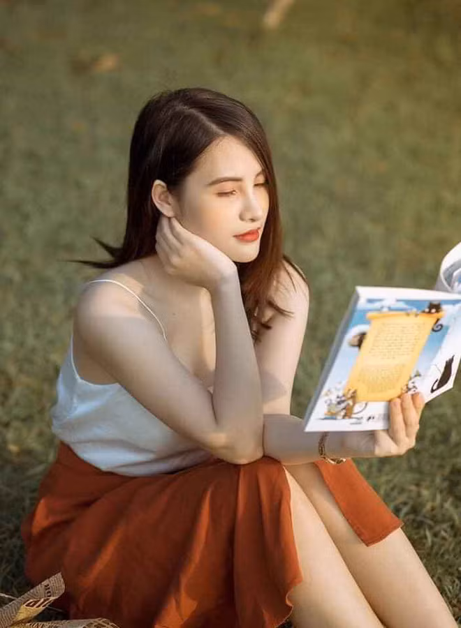 Trước những lời khen ngợi dành nhan sắc của mình, Thùy Linh từng chia sẻ: "Thực ra mình cũng không bất ngờ lắm vì đây không phải là lần đầu tiên những hình ảnh của mình được các bạn sinh viên đăng tải trên mạng xã hội. Mình cũng thấy cũng rất vui vì được sinh viên yêu quý và hợp tác. Các bạn có hợp tác thì mình mới có động lực giảng dạy được".