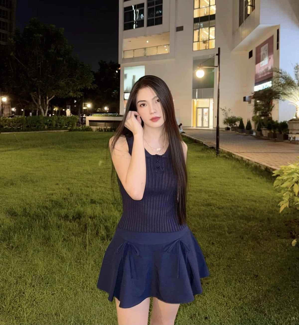 Sở hữu vóc dáng nóng bỏng, Uyên Endy ưu tiên diện trang phục cắt xẻ khoe trọn đường cong cơ thể.