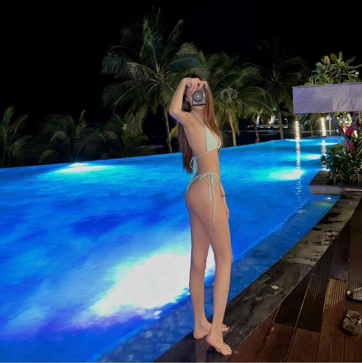 Không chỉ có vóc dáng gợi cảm, gương mặt xinh đẹp cùng thần thái rạng rỡ của Uyên Endy cũng nhận được nhiều lời khen ngợi.