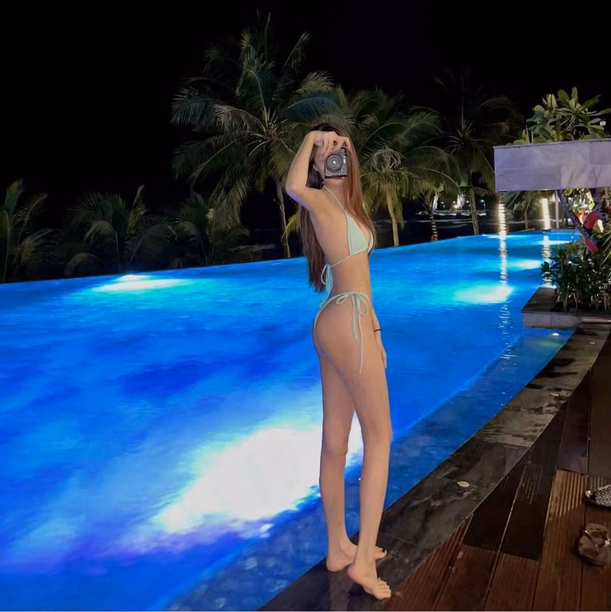 Không chỉ có vóc dáng gợi cảm, gương mặt xinh đẹp cùng thần thái rạng rỡ của Uyên Endy cũng nhận được nhiều lời khen ngợi.