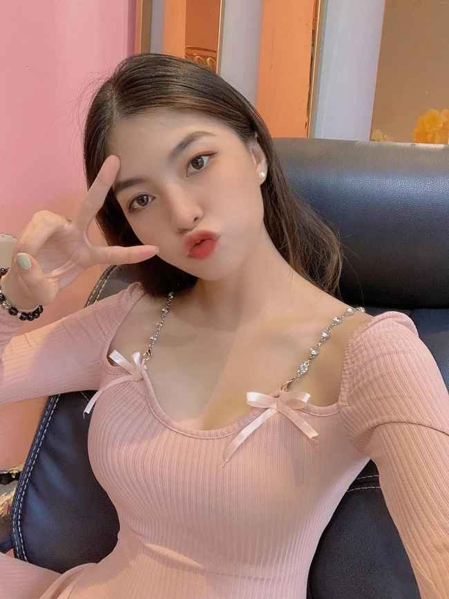 Uyên Endy cũng từng thẳng thắn cho biết: "Trước giờ cái gì chị cũng chia sẻ mà chuyện tình cảm là chuyện của hai người. Hai người vui nhiều người biết lại mất vui".