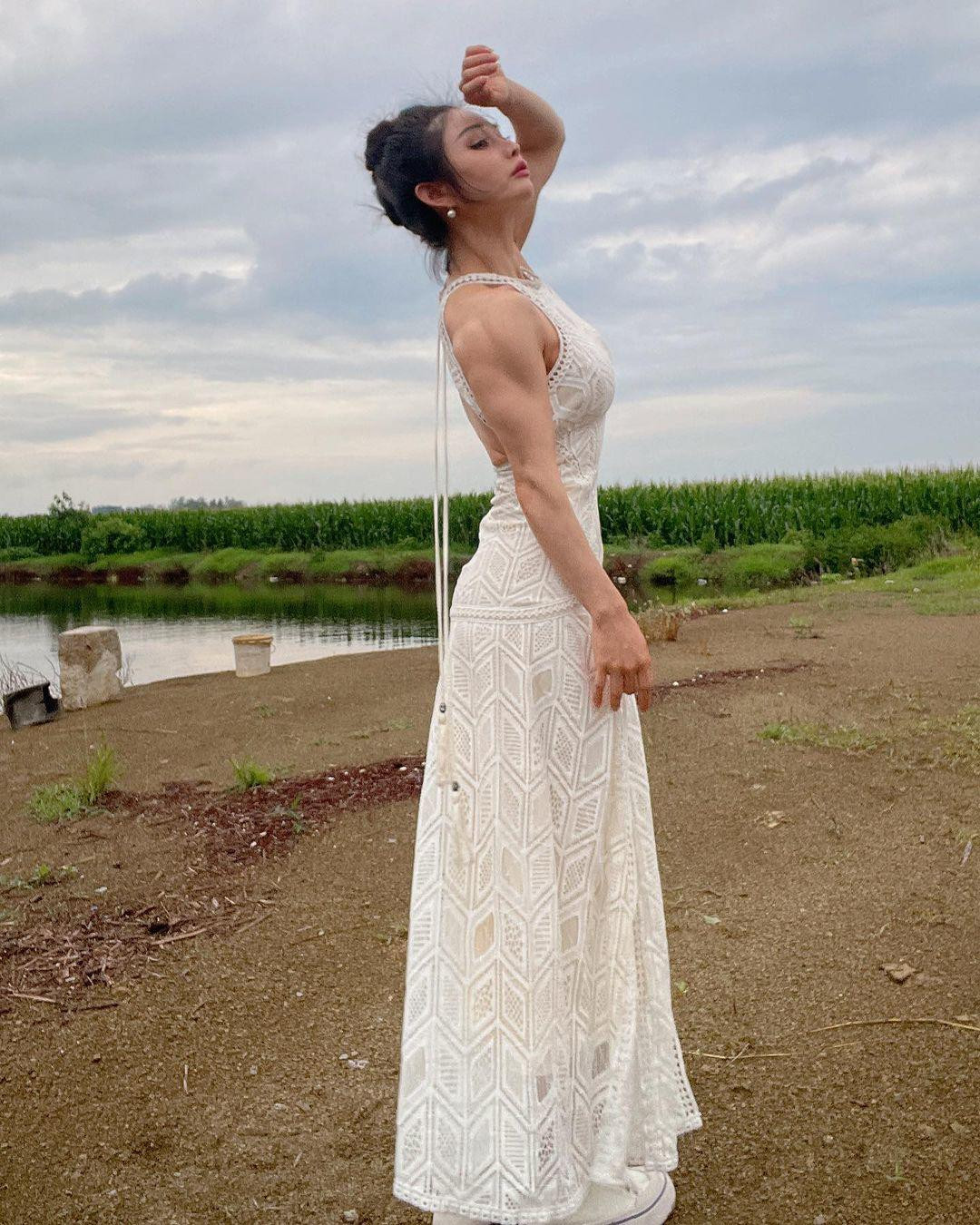 Trang phục che đi phần cơ bụng 6 múi cuồn cuộn, song vẫn làm lộ rõ cơ bắp tay, chân do phần xẻ tà cao, khoét vai. Song, khi diện mẫu váy này, Viên Hợp Vinh vẫn được nhận xét là đẹp quyến rũ, mềm mại.