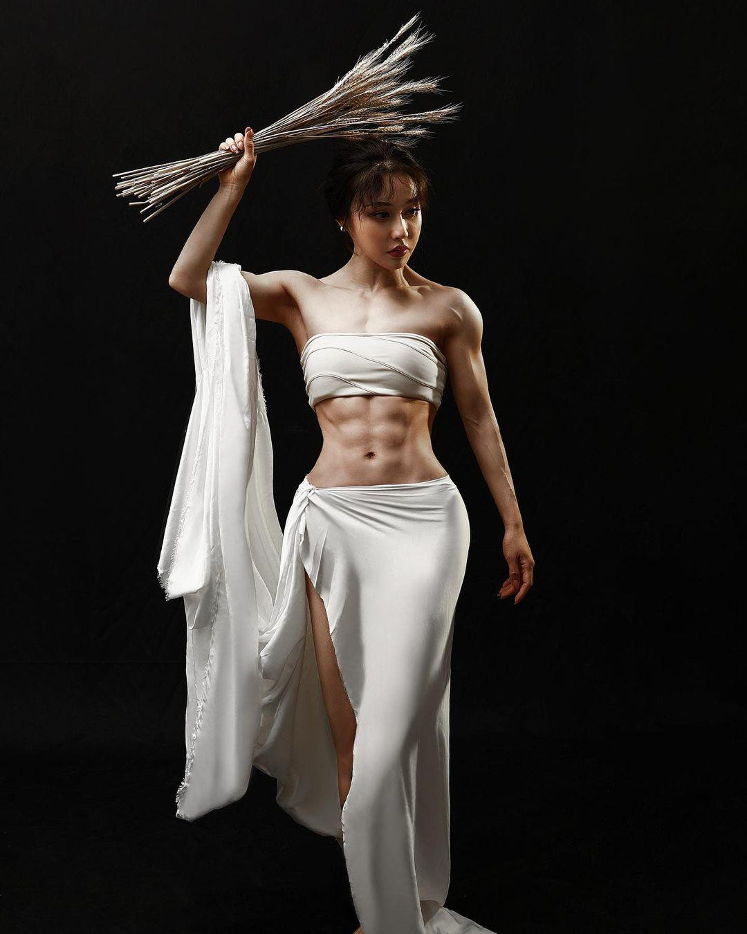 Viên Hợp Vinh lại chứng minh điều ngược lại. Các thiết kế váy nêu trên vừa tôn được đường cong hình thể nóng bỏng, song cũng giúp người mặc trông nhẹ nhàng, nền nã hơn.