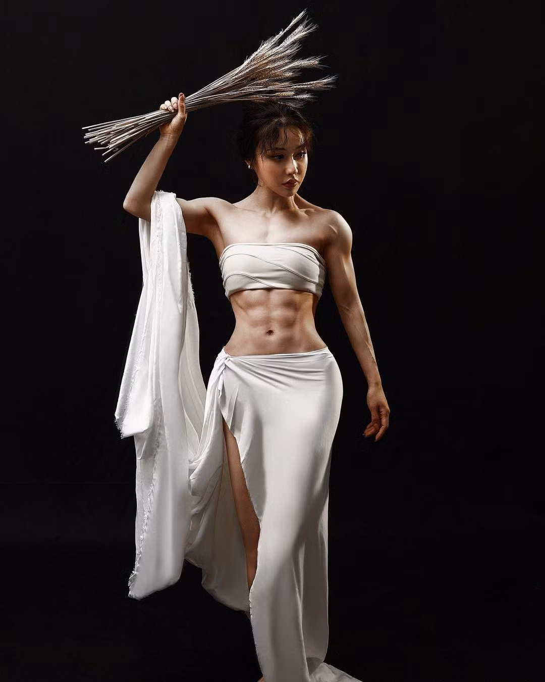 Viên Hợp Vinh lại chứng minh điều ngược lại. Các thiết kế váy nêu trên vừa tôn được đường cong hình thể nóng bỏng, song cũng giúp người mặc trông nhẹ nhàng, nền nã hơn.