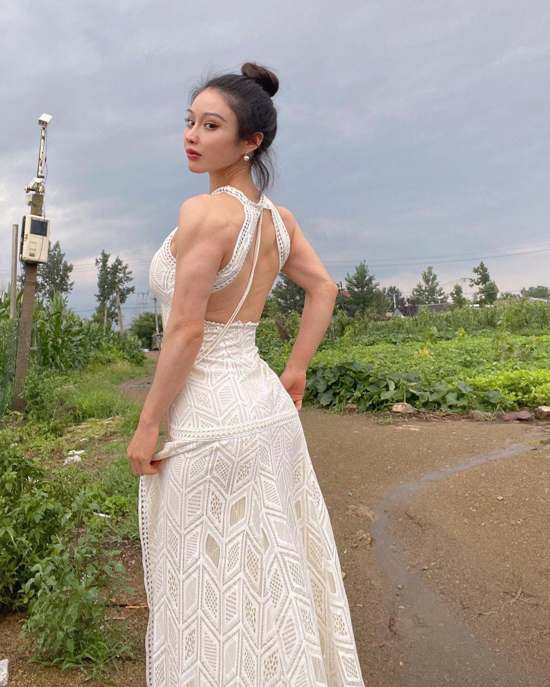 Viên Hợp Vinh (sinh năm 1989) hiện là bác sĩ y học cổ truyền người Trung Quốc và người mẫu. Cô nổi tiếng trên mạng xã hội xứ tỷ dân nhờ thân hình lực sĩ nhưng nhan sắc tựa búp bê, với gương mặt nhỏ nhắn, làn da trắng mịn.