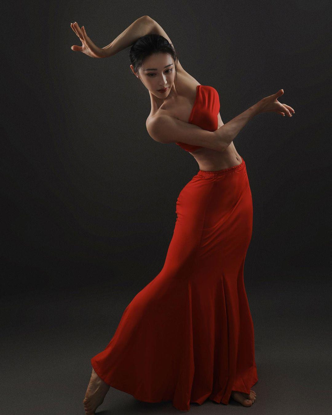 Nhiều người vốn cho rằng những người sở hữu thân hình quá lực lưỡng như Viên Hợp Vinh thường không phù hợp diện váy, đặc biệt là những mẫu đầm hai dây, trễ vai hay trang phục có quá nhiều điểm cắt xẻ bởi rất dễ lộ khuyết điểm và trông không phù hợp.