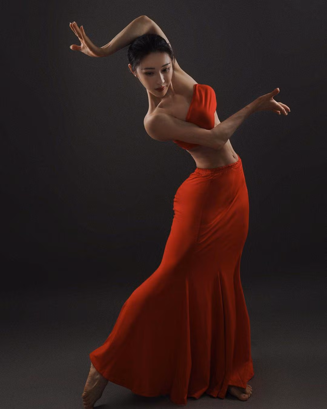 Nhiều người vốn cho rằng những người sở hữu thân hình quá lực lưỡng như Viên Hợp Vinh thường không phù hợp diện váy, đặc biệt là những mẫu đầm hai dây, trễ vai hay trang phục có quá nhiều điểm cắt xẻ bởi rất dễ lộ khuyết điểm và trông không phù hợp.